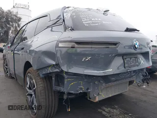 2025 BMW iX xDrive50 z VIN WB523CF07SCT32782, wystawiony jako IAAI lot #42097770 z przebiegiem 3 447 mil mil oraz . Historia ofert i sprzedaży dostępna na DreamBid. Obrazek 6.