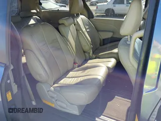 2014 Toyota Sienna XLE z VIN 5TDYK3DC9ES526117, wystawiony jako IAAI lot #42247546 z przebiegiem 119 096 mil mil oraz . Historia ofert i sprzedaży dostępna na DreamBid. Obrazek 8.