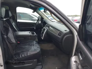 2008 Chevrolet Tahoe LS z VIN 1GNFC13C98R160874, wystawiony jako IAAI lot #42532220 z przebiegiem 238 107 mil mil oraz . Historia ofert i sprzedaży dostępna na DreamBid. Obrazek 5.