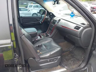 2009 Cadillac Escalade z VIN 1GYFK23229R252638, wystawiony jako IAAI lot #41962606 z przebiegiem 224 915 mil mil oraz . Historia ofert i sprzedaży dostępna na DreamBid. Obrazek 5.