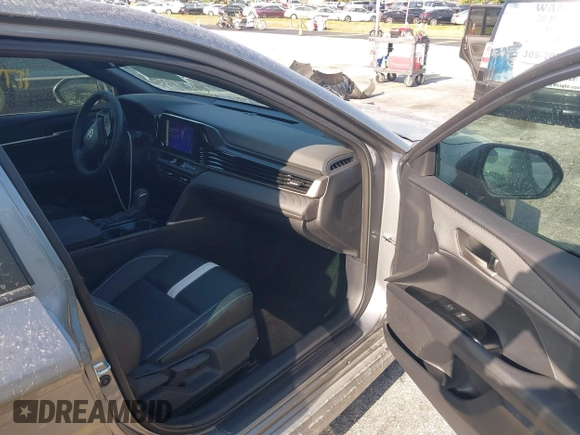 2025 Toyota Camry LE z VIN 4T1DAACK0SU500801, wystawiony jako IAAI lot #42123753 z przebiegiem 11 742 mil mil oraz . Historia ofert i sprzedaży dostępna na DreamBid. Obrazek 5.