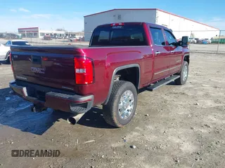 2017 GMC Sierra 2500HD Denali z VIN 1GT12UEY0HF186720, wystawiony jako IAAI lot #41580466 z przebiegiem Nie podano mil oraz . Historia ofert i sprzedaży dostępna na DreamBid. Obrazek 4.
