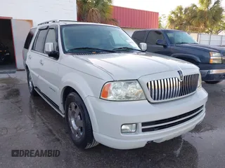 2006 Lincoln Navigator Luxury with VIN 5LMFU27506LJ27861, listed as a IAAI auction lot 41957628 with 197,718 mi miles. Bid and sale history available at carsss.com. Image 1.