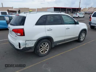 2014 Kia Sorento LX z VIN 5XYKT4A65EG480841, wystawiony jako IAAI lot #41940179 z przebiegiem 164 149 mil mil oraz . Historia ofert i sprzedaży dostępna na DreamBid. Obrazek 4.