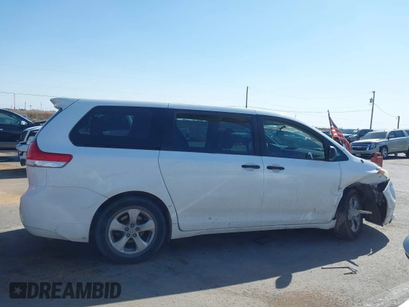 2012 Toyota Sienna z VIN 5TDZK3DCXCS251259, wystawiony jako IAAI lot #41949142 z przebiegiem Nie podano mil oraz . Historia ofert i sprzedaży dostępna na DreamBid. Obrazek 12.