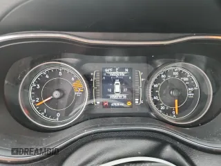 2019 Jeep Cherokee Latitude Plus with VIN 1C4PJLLB0KD333207, listed as a Copart auction lot 60720725 with 67,826 mi miles and Salvage title. Bid and sale history available at DreamBid. Image 9.