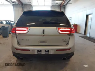 2012 Lincoln MKX z VIN 2LMDJ8JK6CBL06779, wystawiony jako IAAI lot #42211295 z przebiegiem 176 165 mil mil oraz . Historia ofert i sprzedaży dostępna na DreamBid. Obrazek 16.