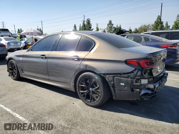 2022 BMW 5 Series M550i xDrive z VIN WBA13BK0XNCJ23778, wystawiony jako Copart lot #76946634 z przebiegiem 24 889 mil mil oraz Szkoda całkowita • Salvage title. Historia ofert i sprzedaży dostępna na DreamBid. Obrazek 2.