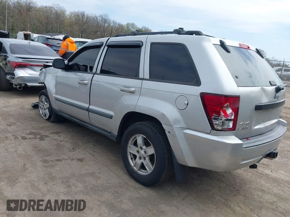 2007 Jeep Grand Cherokee Laredo with VIN 1J8HR48P77C570936, listed as a IAAI auction lot 41945531 with 200,821 mi miles. Bid and sale history available at carsss.com. Image 3.
