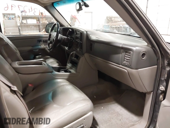 2004 Chevrolet Suburban Z71 with VIN 3GNFK16Z94G148074, listed as a IAAI auction lot 41342796 with 216,670 mi miles. Bid and sale history available at carsss.com. Image 5.