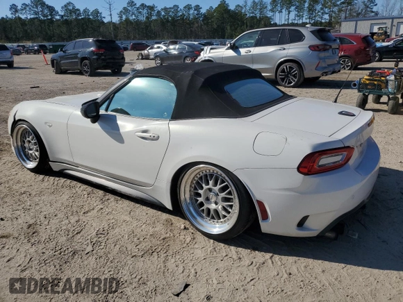 2017 FIAT 124 Spider Lusso z VIN JC1NFAEK7H0119175, wystawiony jako Copart lot #89142865 z przebiegiem Nie podano mil oraz Szkoda całkowita • Salvage title. Historia ofert i sprzedaży dostępna na DreamBid. Obrazek 2.