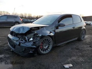 2013 Volkswagen GTI z VIN WVWED7AJ9DW091699, wystawiony jako Copart lot #82683914 z przebiegiem 171 747 mil mil oraz Szkoda całkowita • Salvage title. Historia ofert i sprzedaży dostępna na DreamBid. Obrazek 1.