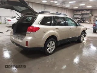 2010 Subaru Outback Premium All-Weather Anniversary z VIN 4S4BRBCC8A3325085, wystawiony jako IAAI lot #41994674 z przebiegiem 148 033 mil mil oraz . Historia ofert i sprzedaży dostępna na DreamBid. Obrazek 4.