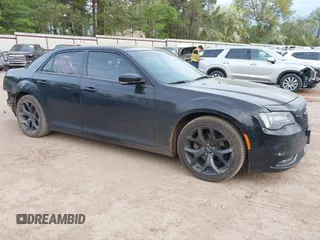 2021 Chrysler 300 S z VIN 2C3CCABG7MH549835, wystawiony jako IAAI lot #41884217 z przebiegiem 80 243 mil mil oraz . Historia ofert i sprzedaży dostępna na DreamBid. Obrazek 1.