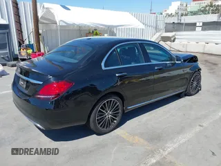 2021 Mercedes-Benz C 300 z VIN W1KWF8DB6MR614108, wystawiony jako IAAI lot #42227025 z przebiegiem 44 481 mil mil oraz . Historia ofert i sprzedaży dostępna na DreamBid. Obrazek 4.