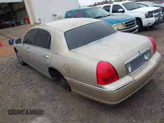 2008 Lincoln Town Car Limited z VIN 2LNHM82V88X636673, wystawiony jako IAAI lot #41023893 z przebiegiem 128 185 mil mil oraz . Historia ofert i sprzedaży dostępna na DreamBid. Obrazek 3.