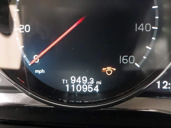 2017 Volvo XC60 Inscription with VIN YV440MRU1H2017062, listed as a IAAI auction lot 41723799 with 110,954 mi miles. Bid and sale history available at carsss.com. Image 15.