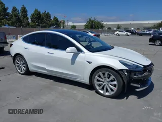 2020 Tesla Model 3 Long Range z VIN 5YJ3E1EB7LF628030, wystawiony jako IAAI lot #42357277 z przebiegiem 82 379 mil mil oraz . Historia ofert i sprzedaży dostępna na DreamBid. Obrazek 1.