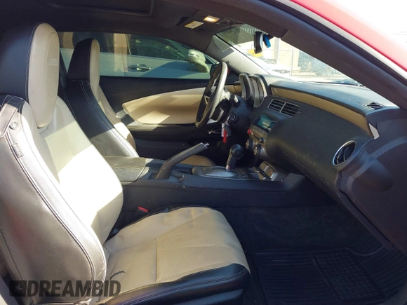 2010 Chevrolet Camaro 2SS z VIN 2G1FK1EJ0A9155885, wystawiony jako IAAI lot #41792691 z przebiegiem 147 389 mil mil oraz . Historia ofert i sprzedaży dostępna na DreamBid. Obrazek 5.