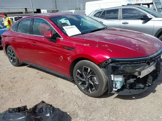 2024 Hyundai Sonata SEL z VIN KMHL64JA9RA414181, wystawiony jako IAAI lot #42448964 z przebiegiem 19 560 mil mil oraz . Historia ofert i sprzedaży dostępna na DreamBid. Obrazek 1.