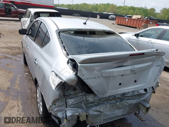 2019 Nissan Versa SV z VIN 3N1CN7AP4KL855196, wystawiony jako IAAI lot #42081644 z przebiegiem 79 527 mil mil oraz . Historia ofert i sprzedaży dostępna na DreamBid. Obrazek 6.