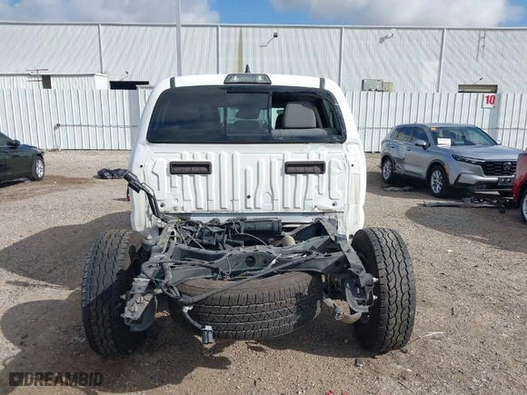 2018 Toyota Tacoma SR5 with VIN 5TFAZ5CN0JX063364, listed as a IAAI auction lot 41752426 with NaN miles. Bid and sale history available at carsss.com. Image 17.