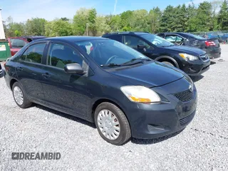 2009 Toyota Yaris z VIN JTDBT903094048800, wystawiony jako IAAI lot #42375049 z przebiegiem 168 478 mil mil oraz . Historia ofert i sprzedaży dostępna na DreamBid. Obrazek 1.