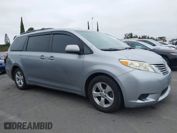 2015 Toyota Sienna LE AAS z VIN 5TDKK3DC3FS552378, wystawiony jako IAAI lot #42451782 z przebiegiem 257 916 mil mil oraz . Historia ofert i sprzedaży dostępna na DreamBid. Obrazek 13.
