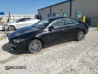 2025 Mercedes-Benz CLA 250 z VIN W1K5J4GB3SN528161, wystawiony jako Copart lot #49982195 z przebiegiem 10 455 mil mil oraz Tytuł czysty. Historia ofert i sprzedaży dostępna na DreamBid. Obrazek 1.