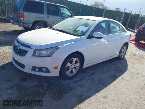 2014 Chevrolet Cruze 1LT z VIN 1G1PC5SB5E7190497, wystawiony jako IAAI lot #41399147 z przebiegiem 159 724 mil mil oraz . Historia ofert i sprzedaży dostępna na DreamBid. Obrazek 2.