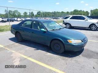 1998 Toyota Camry LE z VIN 4T1BF22K1WU927328, wystawiony jako IAAI lot #42534974 z przebiegiem 74 368 mil mil oraz . Historia ofert i sprzedaży dostępna na DreamBid. Obrazek 1.