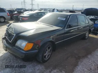 1993 Mercedes-Benz 500 z VIN WDBGA51E8PA105648, wystawiony jako Copart lot #46000545 z przebiegiem 139 358 mil mil oraz Tytuł czysty. Historia ofert i sprzedaży dostępna na DreamBid. Obrazek 1.