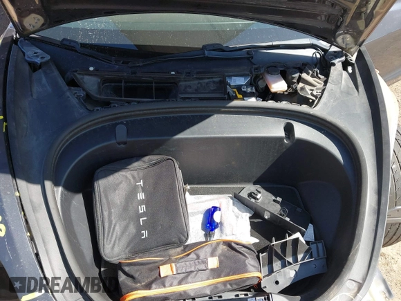 2018 Tesla Model 3 Long Range Battery z VIN 5YJ3E1EB6JF105837, wystawiony jako IAAI lot #41763460 z przebiegiem 100 387 mil mil oraz . Historia ofert i sprzedaży dostępna na DreamBid. Obrazek 10.