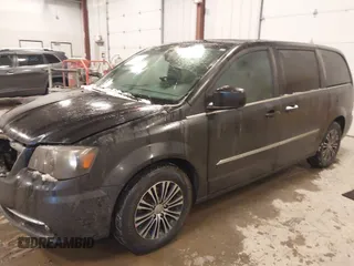 2014 Chrysler Town & Country S with VIN 2C4RC1HG2ER201417, listed as a IAAI auction lot 41319619 with 178,447 mi miles. Bid and sale history available at carsss.com. Image 2.