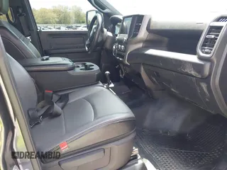 2023 Ram 2500 Tradesman z VIN 3C6UR5CJ9PG503984, wystawiony jako IAAI lot #41855474 z przebiegiem 47 131 mil mil oraz . Historia ofert i sprzedaży dostępna na DreamBid. Obrazek 5.