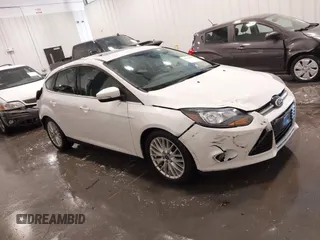 2014 Ford Focus Titanium z VIN 1FADP3N27EL110287, wystawiony jako IAAI lot #42210697 z przebiegiem 107 741 mil mil oraz . Historia ofert i sprzedaży dostępna na DreamBid. Obrazek 1.
