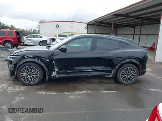 2024 Ford Mustang Mach-E Premium z VIN 3FMTK3R76RMA13687, wystawiony jako IAAI lot #42129796 z przebiegiem Nie podano mil oraz . Historia ofert i sprzedaży dostępna na DreamBid. Obrazek 13.