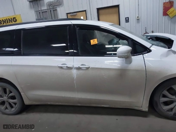 2019 Chrysler Pacifica Touring L Plus with VIN 2C4RC1EG8KR615835, listed as a IAAI auction lot 41290273 with 91,950 mi miles. Bid and sale history available at carsss.com. Image 13.