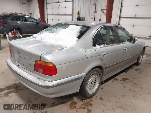 1998 BMW 5 Series 540i z VIN WBADE6320WBW62822, wystawiony jako IAAI lot #41534351 z przebiegiem 228 570 mil mil oraz . Historia ofert i sprzedaży dostępna na DreamBid. Obrazek 4.
