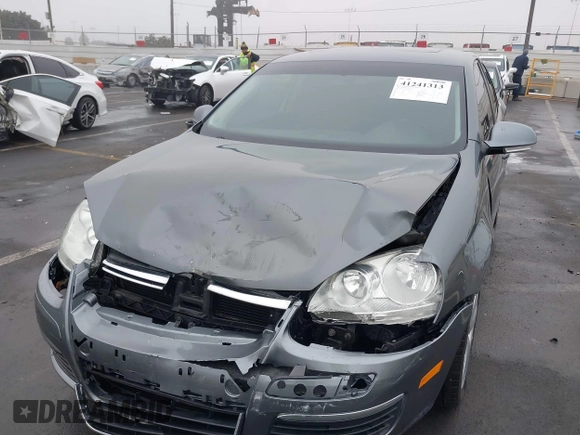 2010 Volkswagen Jetta SE z VIN 3VWRZ7AJ8AM148955, wystawiony jako IAAI lot #41241313 z przebiegiem 134 124 mil mil oraz . Historia ofert i sprzedaży dostępna na DreamBid. Obrazek 6.