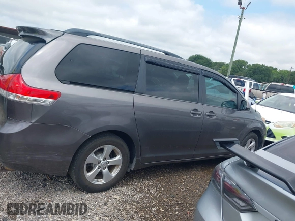 2014 Toyota Sienna LE AAS z VIN 5TDKK3DC8ES516801, wystawiony jako IAAI lot #42378994 z przebiegiem 222 929 mil mil oraz . Historia ofert i sprzedaży dostępna na DreamBid. Obrazek 13.