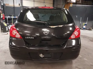 2011 Nissan Versa S z VIN 3N1BC1CPXBL497663, wystawiony jako IAAI lot #42340806 z przebiegiem 305 403 mil mil oraz . Historia ofert i sprzedaży dostępna na DreamBid. Obrazek 16.