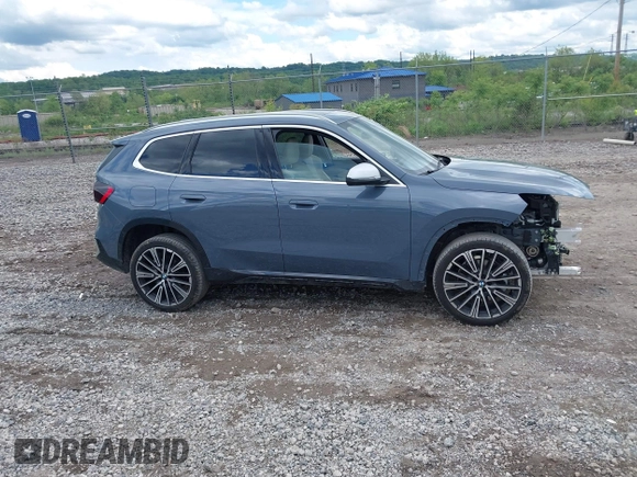 2023 BMW X1 xDrive28i z VIN WBX73EF06P5W75006, wystawiony jako IAAI lot #42235317 z przebiegiem 22 890 mil mil oraz . Historia ofert i sprzedaży dostępna na DreamBid. Obrazek 14.
