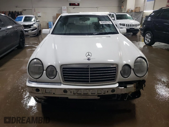 1997 Mercedes-Benz E-Class with VIN WDBJF72F6VA263199, listed as a Copart auction lot 43445715 with 121,444 mi miles and Salvage Title. Bid and sale history available at carsss.com. Image 5.