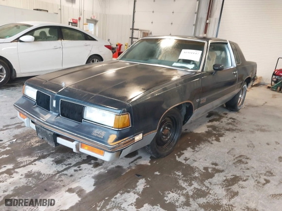 1987 OLDSMOBILE CUTLASS SUPREME with VIN 1G3GR1194HP322800, listed as a IAAI auction lot 41981142 with 155,917 mi miles. Bid and sale history available at carsss.com. Image 17.