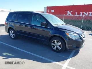 2011 Volkswagen Routan SE z VIN 2V4RW3DG0BR717690, wystawiony jako IAAI lot #42034312 z przebiegiem 131 983 mil mil oraz . Historia ofert i sprzedaży dostępna na DreamBid. Obrazek 1.