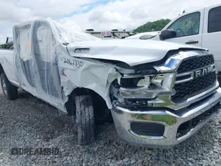 2023 Ram 2500 Tradesman z VIN 3C6UR5HL3PG529636, wystawiony jako IAAI lot #42062830 z przebiegiem Nie podano mil oraz . Historia ofert i sprzedaży dostępna na DreamBid. Obrazek 1.
