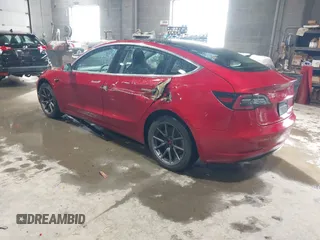 2020 Tesla Model 3 Standard Range Plus z VIN 5YJ3E1EA2LF705670, wystawiony jako IAAI lot #41572352 z przebiegiem 99 980 mil mil oraz . Historia ofert i sprzedaży dostępna na DreamBid. Obrazek 3.