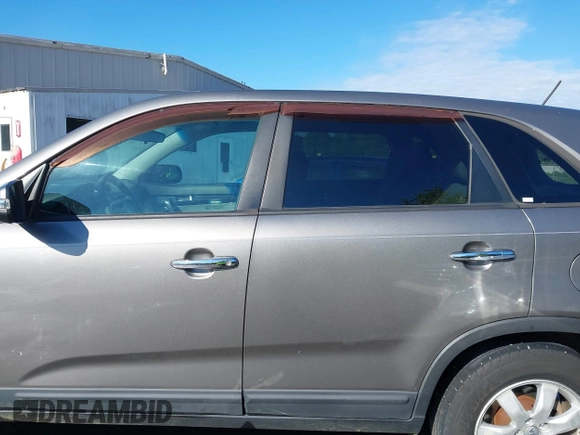 2012 Kia Sorento LX z VIN 5XYKT3A19CG231096, wystawiony jako IAAI lot #42193607 z przebiegiem 200 899 mil mil oraz . Historia ofert i sprzedaży dostępna na DreamBid. Obrazek 14.