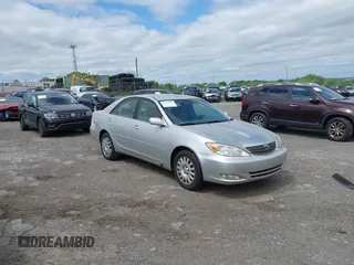 2003 Toyota Camry LE z VIN 4T1BE32K93U260416, wystawiony jako IAAI lot #42300847 z przebiegiem 110 918 mil mil oraz . Historia ofert i sprzedaży dostępna na DreamBid. Obrazek 1.